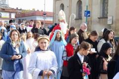 pochod-swietych-zamiast-halloween-w-debicy-1